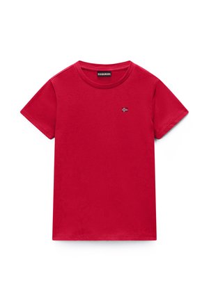 Rød T-shirt med korte ærmer, rund hals og lille broderet flagemblem på venstre bryst.