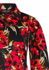 Zwarte shirt met een gedurfde rode en gele bloemenprint, voorzien van een klassieke kraag, knoopsluiting aan de voorkant en geplooide schouderdetails.