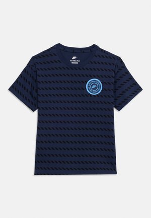 Marineblauw Nike T-shirt met zwarte diagonale strepen en een blauwe ronde Nike Sportswear-logo op de linkerborst, ronde hals en korte mouwen.