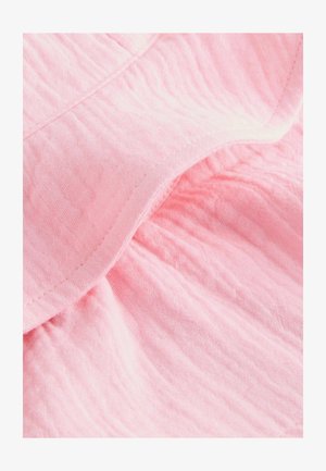 hele hele roosa kangas kortsus tekstuuriga, millel on kogutud detailid ja nähtav õmblus.