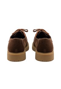 Zapatos de ante marrón con puntera redondeada, costuras en contraste y suela de goma color beige. Presentan cordones y un diseño de perfil bajo.