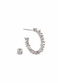 Orecchino ad anello in argento con segmenti geometrici alternati di piccole e grandi dimensioni, con pietre trasparenti incastonate. Include un pezzo di supporto rimovibile.