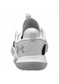 Vista posteriore di una scarpa sportiva bianca e nera. Presenta una tomaia in rete, un'etichetta di trazione e una suola testurizzata. Mostra il logo Under Armour sul lato.