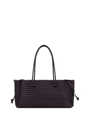 Bolso tote negro de cuero tejido con asas largas y detalles laterales con cordón, forma rectangular, diseño minimalista.