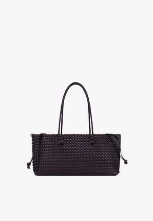 Bolso tote negro de cuero tejido con asas largas y detalles laterales con cordón, forma rectangular, diseño minimalista.