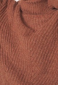 Ribbed turtleneck neulepaita syvän poltetun oranssin sävyssä, jossa on pehmeä, teksturoitu kangas ja mukavan paksu muotoilu.
