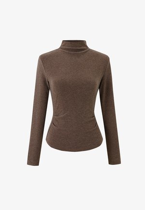 Haut marron à manches longues, ajusté, avec un col montant et un léger froncé à la taille, présenté sur un fond blanc.