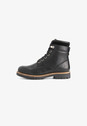 Zwarte leren enklaars met vetersluiting aan de voorkant, gewatteerde kraag, robuuste zool en een klein reliëflogo nabij de hak.