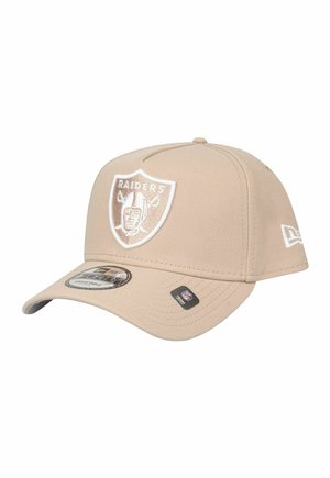 Casquette beige au design structuré, avec un logo des Raiders brodé en blanc à l'avant et une visière courbée. Taille ajustable.