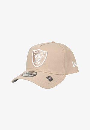 Casquette beige au design structuré, avec un logo des Raiders brodé en blanc à l'avant et une visière courbée. Taille ajustable.
