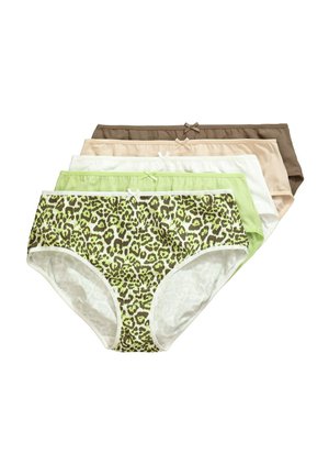 Frau, die hochtaillierte Unterwäsche mit Leopardenmuster anpasst, trägt passenden BH und steht mit offenem Haar vor einer weißen Wand.