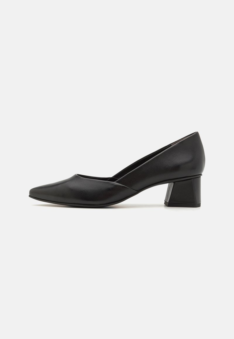 Sabrinas de couro preto com bico fino e salto baixo em bloco, apresentando uma textura suave e um design simples e elegante.