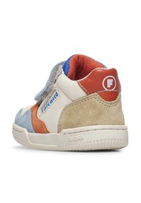 Sneaker con velcro in pannelli di suede bianco, blu, arancione e marrone. Dettagli testurizzati e logo sul tallone. Suola in gomma con grip testurizzato.