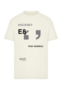 Creme bomuld t-shirt med grå tekst: "HACKNEY," "E8," og "'STAY SURREAL'" med "apoh London" logo. Klassisk crew neck design.