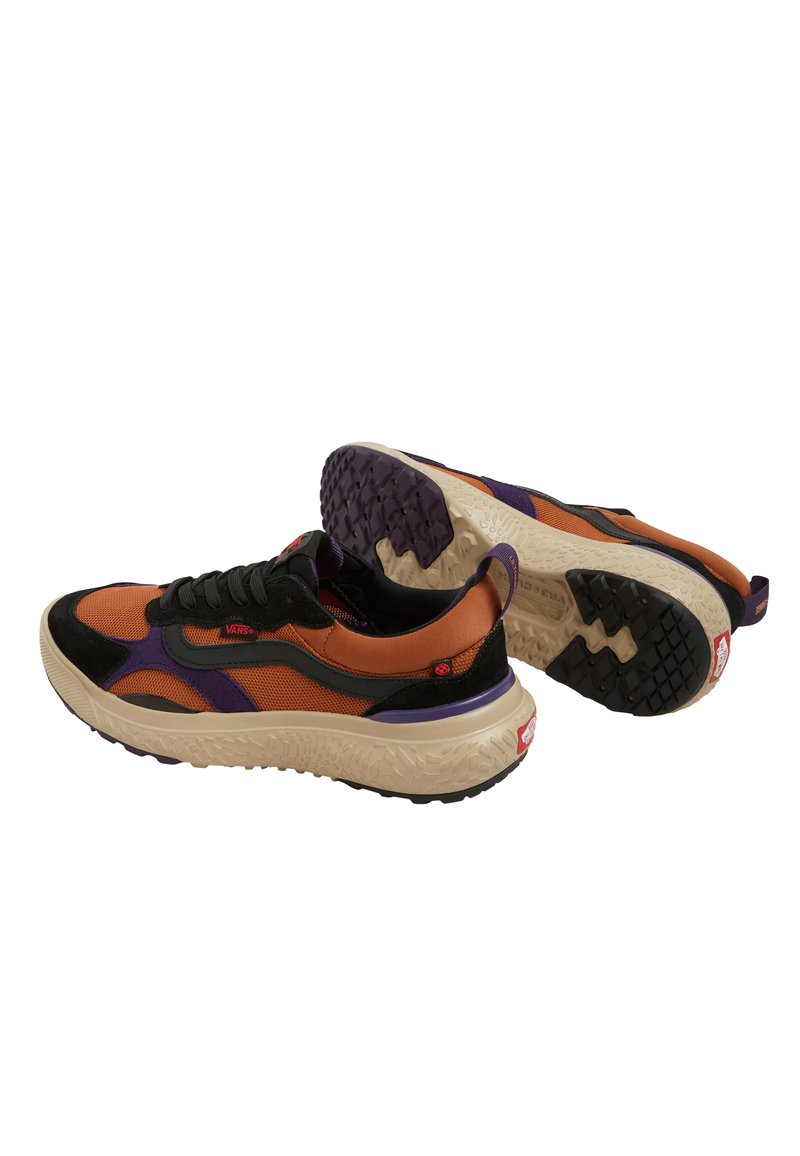 Zapatillas negras, naranjas y moradas con parte superior de malla y ante, suela gruesa color crema, textura en la suela y logo rojo de Vans en el lateral.