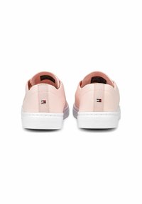 Zapatillas de lona rosas con una suela de goma blanca, que cuentan con un pequeño logotipo y un diseño de panel trasero texturizado.