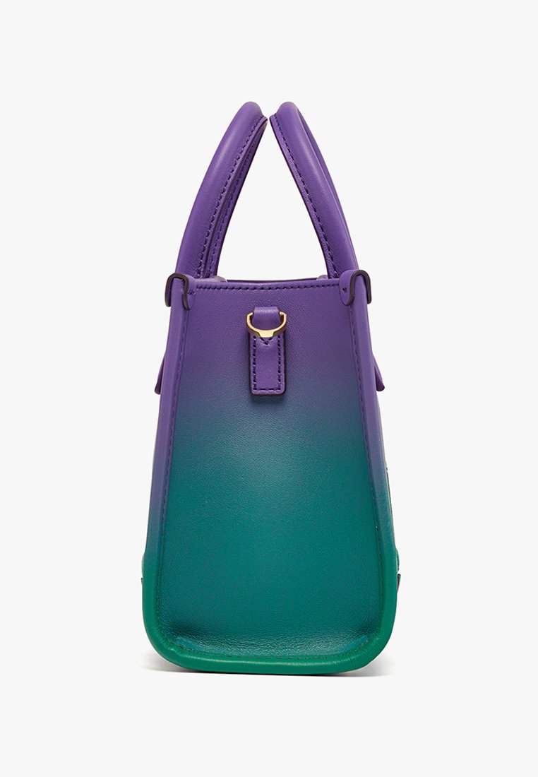 Lila und grün verlaufende Lederhandtasche mit zwei kurzen Griffen, einem goldenen Hardwareakzent und einer strukturierten Form. Flacher Boden für Stabilität.