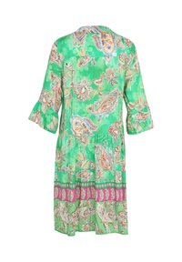 Vestido verde con un estampado de paisley, con mangas acampanadas, cintura fruncida y un acento rosa en el dobladillo. Tela ligera con textura suave.