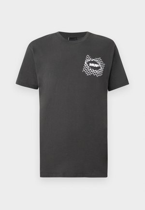 Črna bombažna majica s kratkimi rokavi in krožnim izrezom. Ima bel grafični logotip na levem prsnem predelu z mrežastim vzorcem.