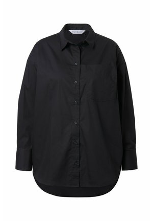 Chemise noire à manches longues en tissu lisse avec un devant à boutons, un col, une poche poitrine unique et un ourlet incurvé.