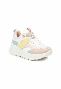 Zapatilla deportiva blanca con toques de color rosa, azul y amarillo. Presenta una parte superior de malla texturizada, suela acolchada y cordones en la parte delantera.