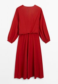 Rode jurk met lange mouwen, taille-naad en een ontspannen silhouet. Gemaakt van een soepele stof met een zachte textuur.