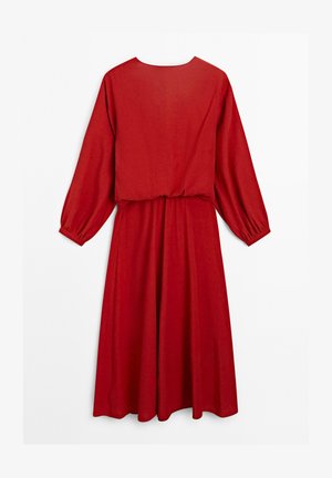 Rode jurk met lange mouwen, taille-naad en een ontspannen silhouet. Gemaakt van een soepele stof met een zachte textuur.