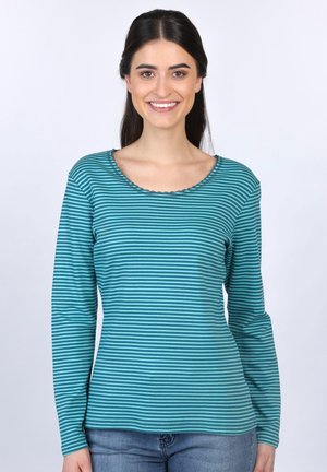 Türkisfarbendes Langarmshirt mit horizontalen weißen Streifen, rundem, gewelltem Ausschnitt und weichem Stoff, kombiniert mit ausgebleichten blauen Jeans.
