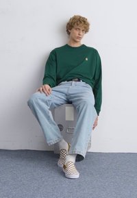 Carhartt WIP CHASE - Hosszú ujjú felső - chervil/gold