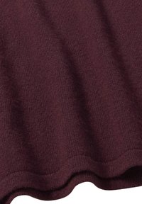 Burgunderfarbener Strickstoff mit feiner Struktur und weichem Fall, der an den Kanten eine subtile Welle zeigt, ideal für Bekleidung oder Accessoires.