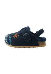 Chaussure en feutre bleu marine avec broderie florale, sangle à boucle ajustable, doublure en peluche et semelle en liège. Avant arrondi et côtés découpés.