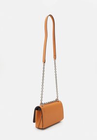 Borsa a tracolla in pelle arancione con una forma strutturata, caratterizzata da un bordo nero e una tracolla in catena argentata. Texture liscia con dettagli cuciti.