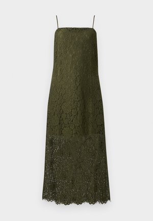 Olīvu zaļš mežģīņu kleita, ar plāniem plecu siksniņām, vidēja garuma, ziedu raksts, viļņota apmale, puscaurspīdīga mežģīņu tekstūra apakšējā daļā.