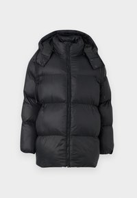 Zwarte gevoerde winterjas met capuchon, voorrits en trekkoorden, ontworpen voor warmte en bescherming tegen het weer.