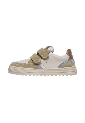 Baskets à strap Velcro en beige, blanc et bleu clair. Présentent des accents en daim, un bout perforé et une semelle en caoutchouc texturée avec un design épais.