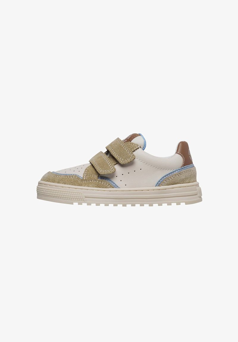 Baskets à strap Velcro en beige, blanc et bleu clair. Présentent des accents en daim, un bout perforé et une semelle en caoutchouc texturée avec un design épais.
