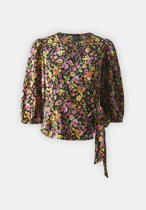 Bloemen wikkel-top met ballonmouwen in zwart, versierd met roze, oranje en groene bloemen. Strikt aan de zijkant, gestructureerde stof. V-hals ontwerp.