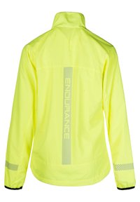 Helle, gelbe, reflektierende Jacke mit hohem Kragen, langen Ärmeln und dem Schriftzug "ENDURANCE" in Silber auf der Mitte des Rückens.