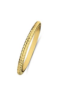 Gouden bangle armband met een gedraaid ontwerp, voorzien van getextureerde accenten en een gladde binnenkant. Heeft een dunne en ronde vorm.