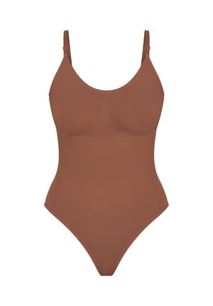 Bruine geribbelde bodysuit met verstelbare bandjes, een ronde halslijn en een aansluitend design, met een hoge beenuitsnede en een gladde textuur.