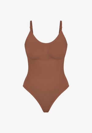 Bodysuit marrón acanalado con tirantes ajustables, escote redondeado y diseño ceñido, que presenta una pierna alta y una textura suave.