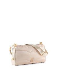 Borsa beige realizzata in morbida pelle, con un design trapuntato, dettagli in hardware dorato e una tracolla regolabile per versatilità.