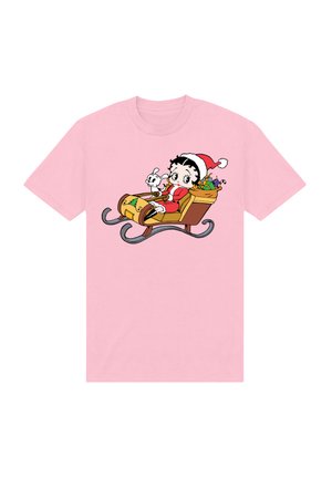 Pink kortærmet T-shirt med et tegneseriefigur i en julesweater siddende i en slæde sammen med en kanin og farverige gaver.