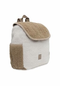 Sac à dos en polaire avec un fond blanc et un rabat supérieur beige. Présente une texture douce, des accents beiges et un petit logo de marque sur le devant.