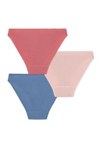 Tre paia di mutandine in cotone da donna: una corallo, una rosa chiaro e una blu. Tutte presentano un design traspirante e testurizzato con bande elastiche in vita.