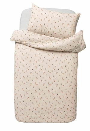 Einzelbett mit blassrosa Bettbezug und Kissenbezug mit kleinem Blumenmuster in Orange- und Brauntönen.