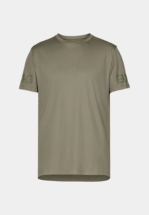 Olive zelena majica s kratkimi rokavi, teksturirana tkanina, okrugli ovratnik, ima embosirano logotip v usklajeni zeleni barvi na levem rokavu, ravni rob.