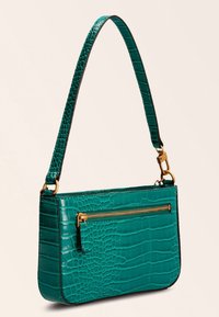 Teal krokodillen-textuur handtas met een gouden ritstas, slank ontwerp en verstelbare schouderband, met een gladde afwerking en contrasterende randen.