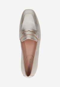 Metallische zilveren loafers met een puntige neus, leren textuur en instapontwerp. Voorzien van decoratieve stiksels en subtiele accenten rond de openingen.