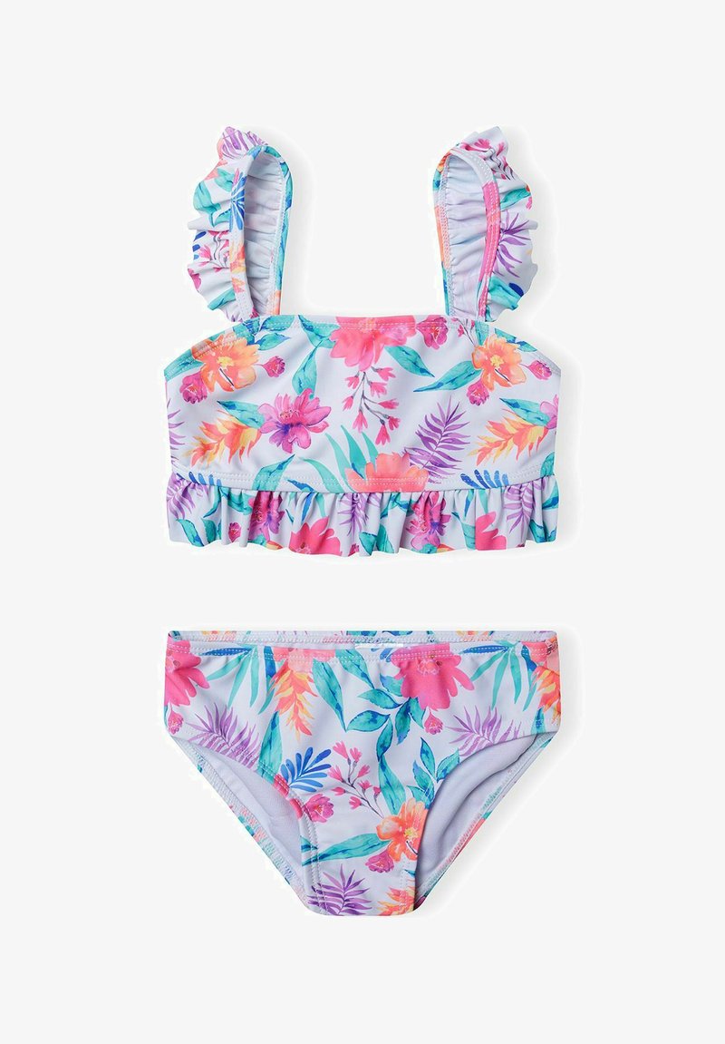 Kwiatowy zestaw bikini na jasnofioletowym tle. Górna część ma falbany na ramiączkach i ozdobne wykończenie. Dolna część ma podobny wzór kwiatowy i elastyczny pas.